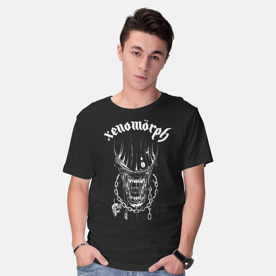 Model wearing black Xenomorph – Sci-Fi Graphic T-Shirt