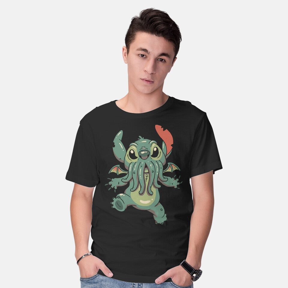 Model wearing black Alien Cthulhu – Movie Graphic T-Shirt