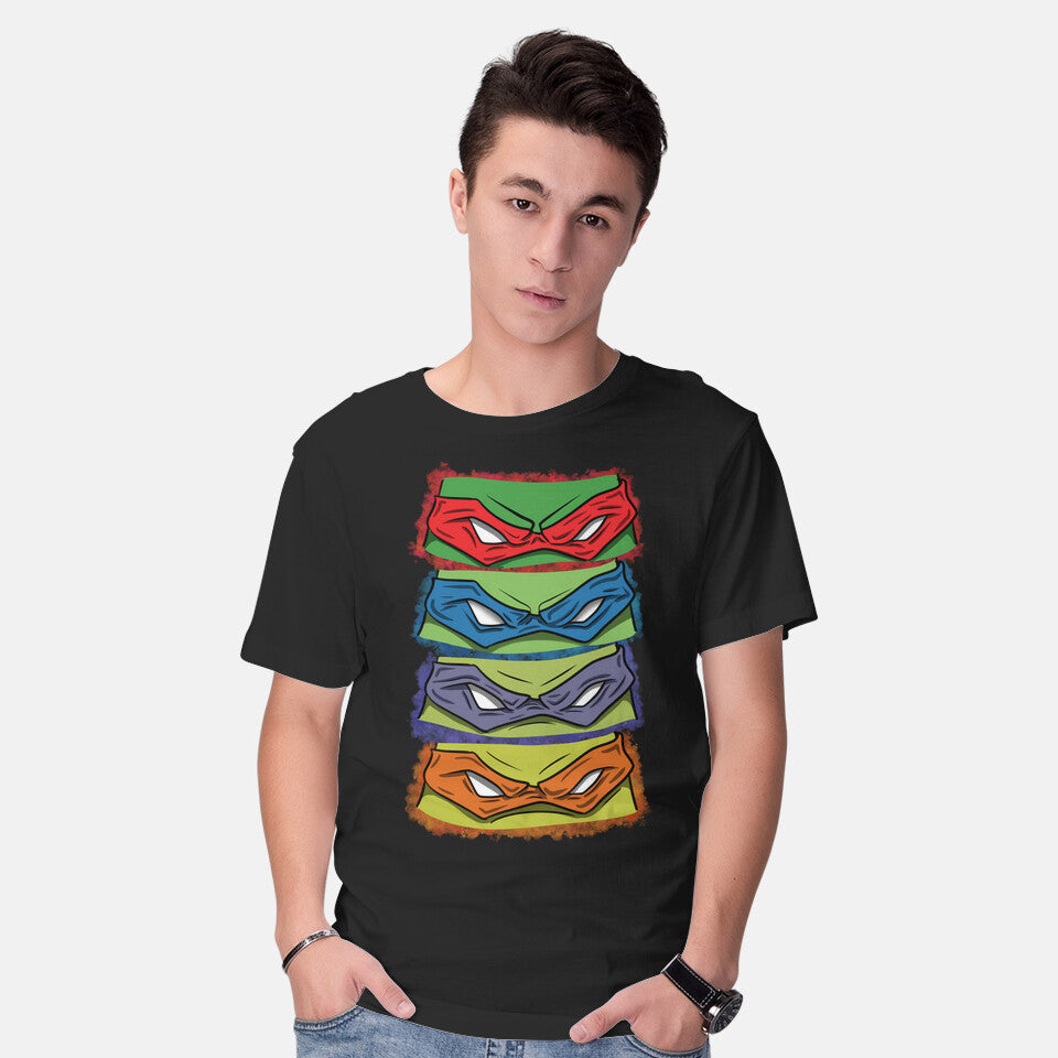 Model wearing black Hey Look At Me Graphic T-Shirt